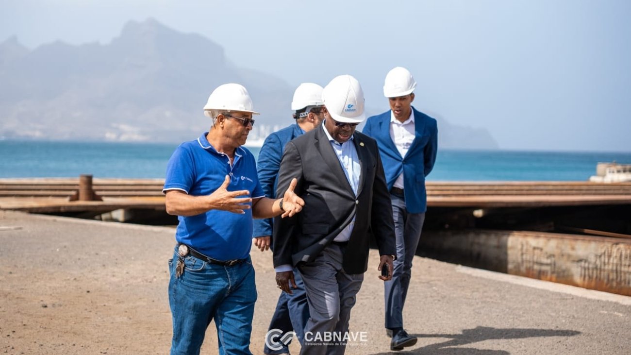 O embaixador em visita aos Estaleiros Navais de Cabo Verde, visando a cooperação naval Cabo Verde Guiné-Bissau.