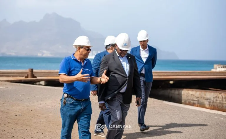 O embaixador em visita aos Estaleiros Navais de Cabo Verde, visando a cooperação naval Cabo Verde Guiné-Bissau.