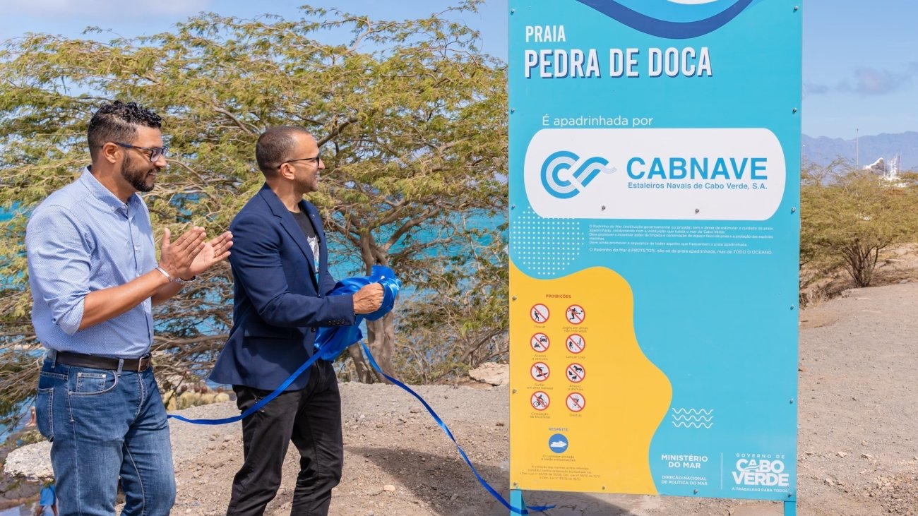 Ministro do Mar Abraão Vicente em acto de inauguração de Placa Padrinhos do Mar que visa a preservação da Pedra de Doca.