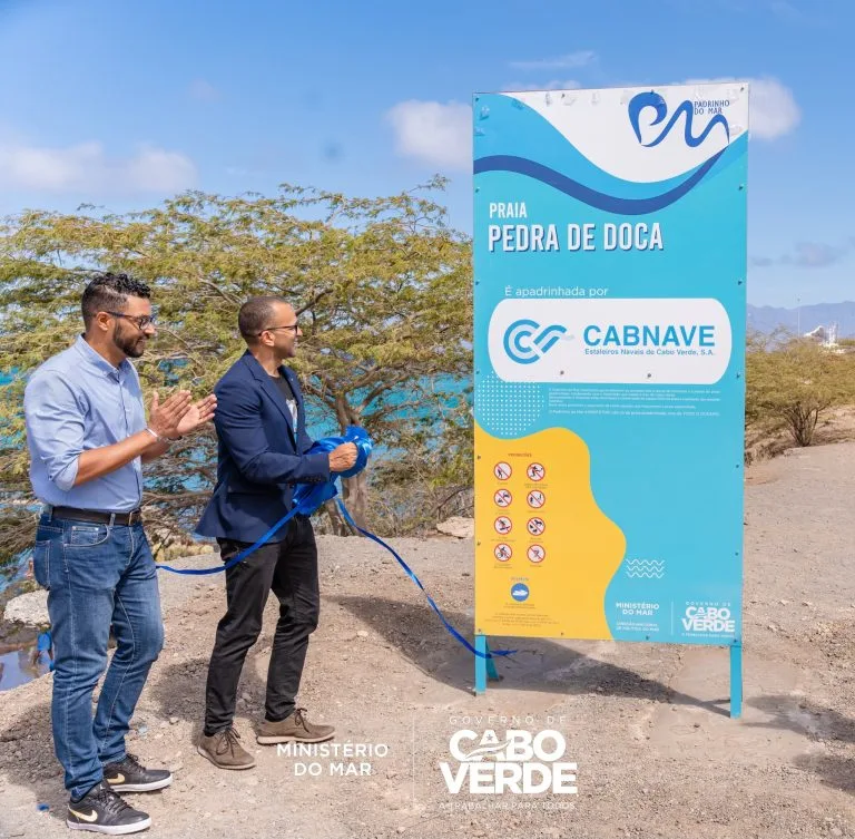 Ministro do Mar Abraão Vicente em acto de inauguração de Placa Padrinhos do Mar que visa a preservação da Pedra de Doca.