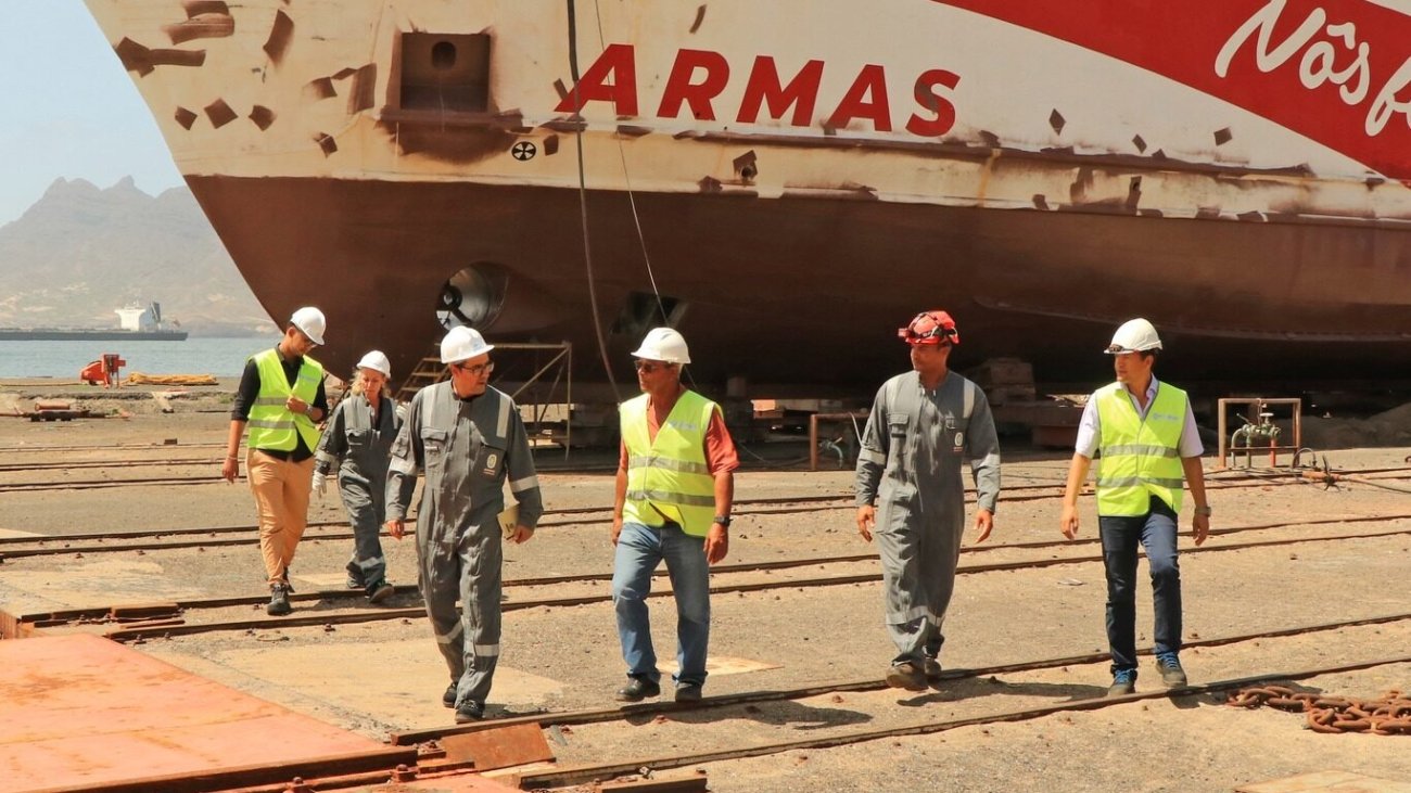 Equipa da Bureau vista as instalações da indústria naval de cabo verde, Cabnave