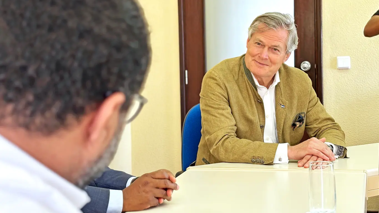 Gunter Pauli visita a CABNAVE e reforça o desenvolvimento marítimo sustentável em Cabo Verde