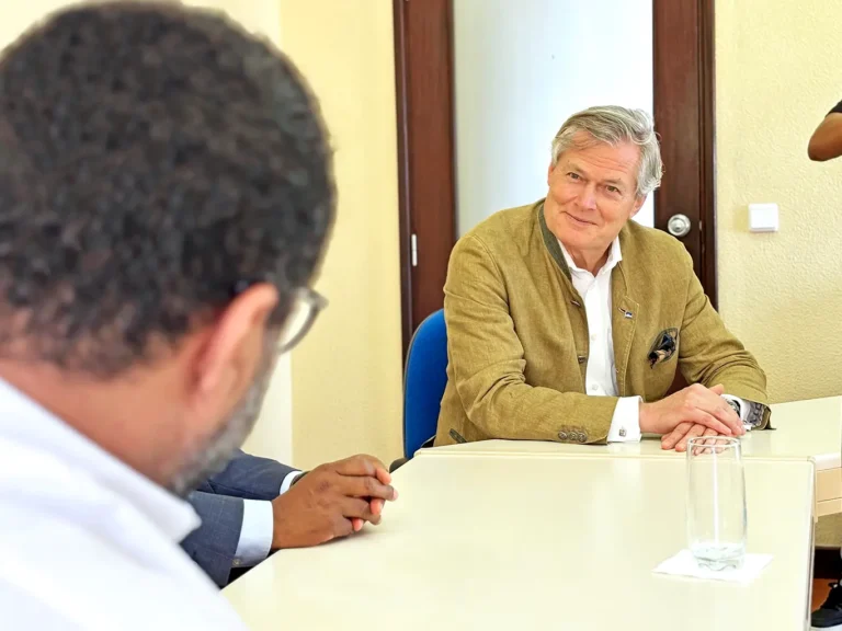 Gunter Pauli visita a CABNAVE e reforça o desenvolvimento marítimo sustentável em Cabo Verde