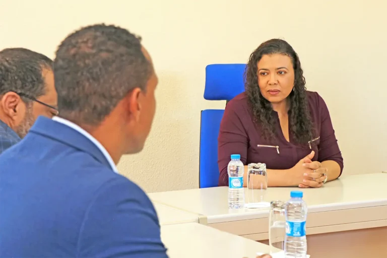Ministra da Defesa visita CABNAVE e destaca manutenção de navios em Cabo Verde