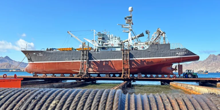 Glossário Técnico - Imagem da manobra de alagem/ lançamento de um navio.